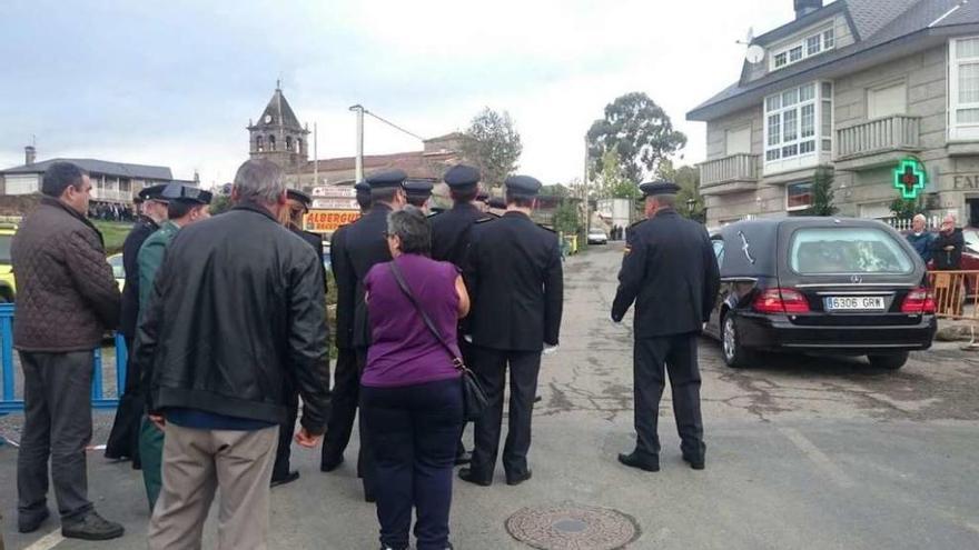 Compañeros de la Policía Nacional y de la Guardia Civil asistieron al funeral. // FdV