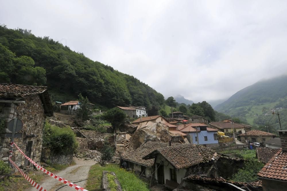 Un argayo obliga a desalojar un pueblo en Lena