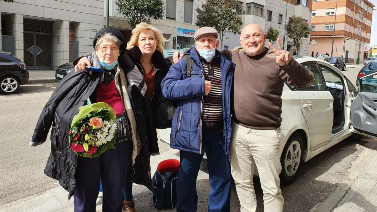 El matrimonio ucraniano junto a su hija Svetlana en el momento de la llegada a Zamora y Jesús del Río. | Ch. S. 