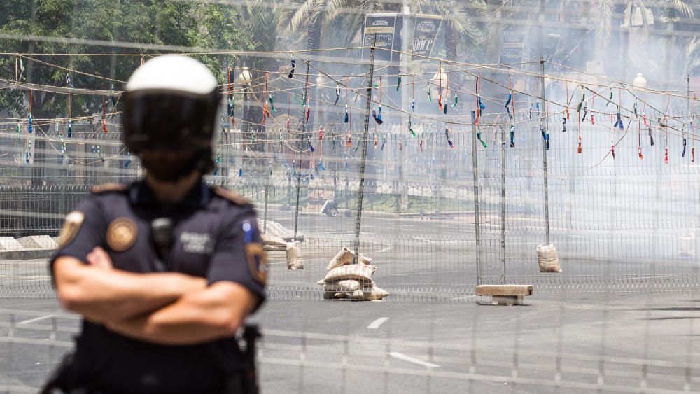 Las mascletàs previas a hogueras arrancan con mucho público y sin incidentes