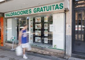 Imagen de una agencia inmobiliaria a pie de calle