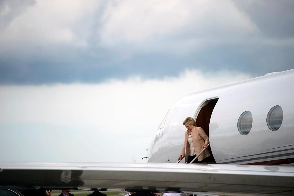 La candidata demócrata Hillary Clinton llega al aeropuerto de Cleveland.