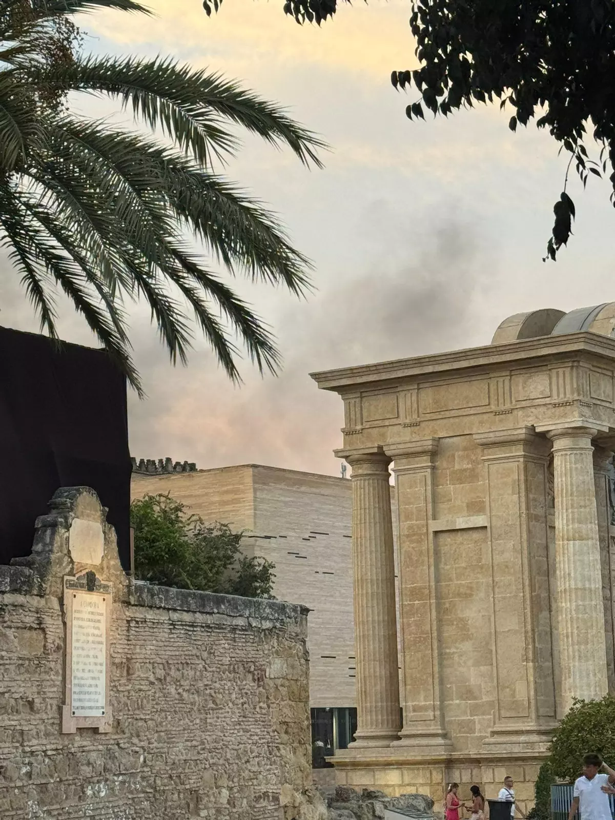 Una nube y llamas en el entorno de la Mezquita-Catedral pone a Córdoba en alerta