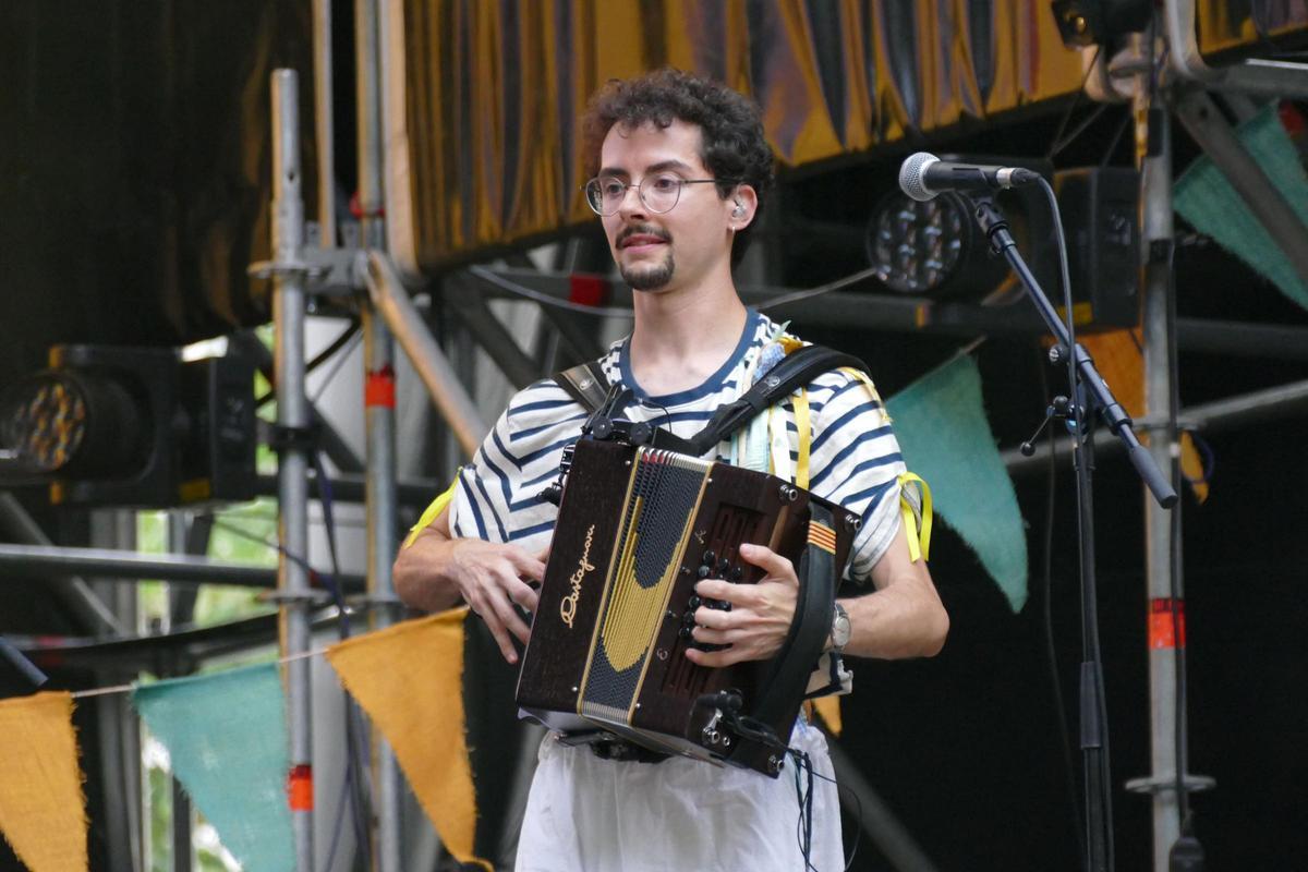 EN IMATGES | L'Acústica celebra la seva segona nit amb un ambient festiu i reivindicatiu