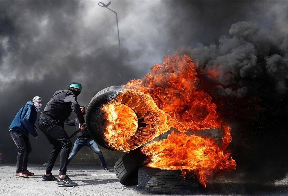 Palestinos protestan por los ataques israelís.