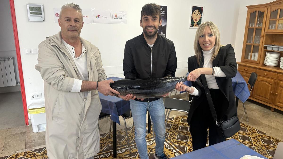 Alimerka dona a Casa Betania de Zamora el primer bonito del norte rulado en Avilés