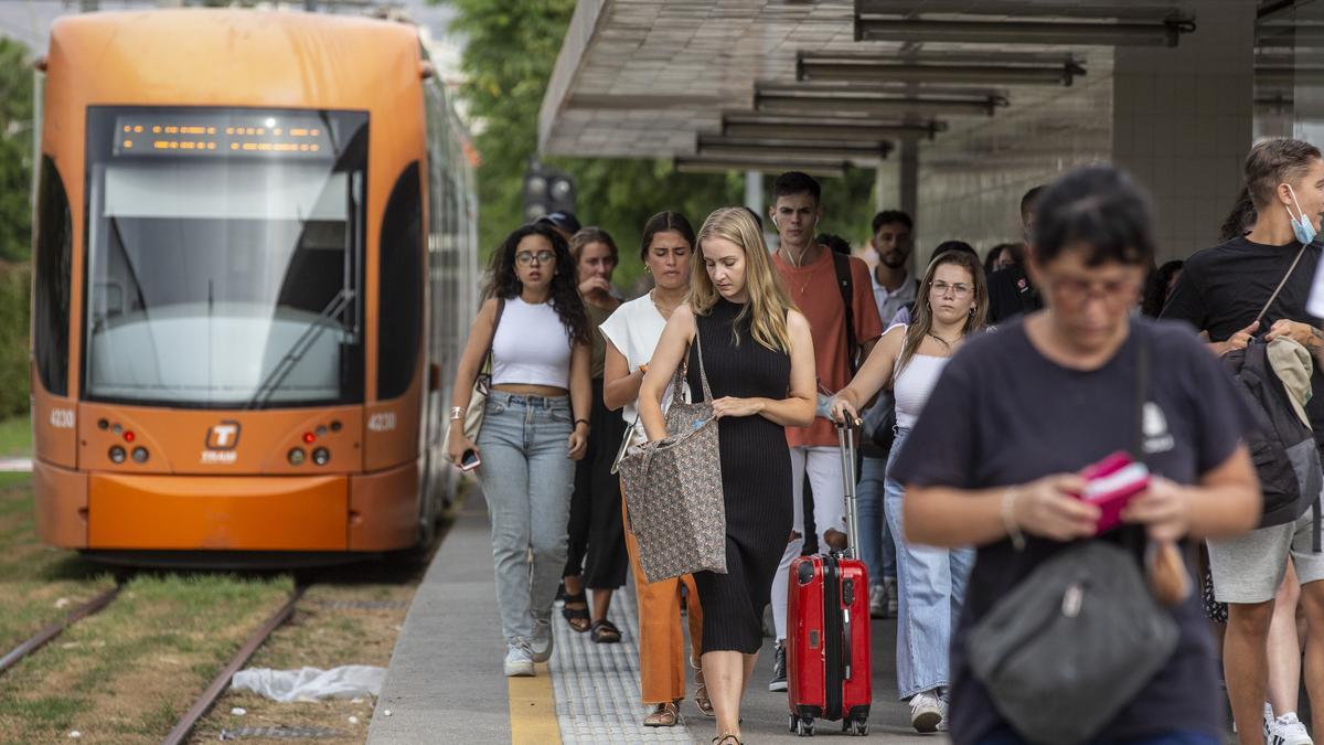Estudiantes llegando en el TRAM a la Universidad de Alicante