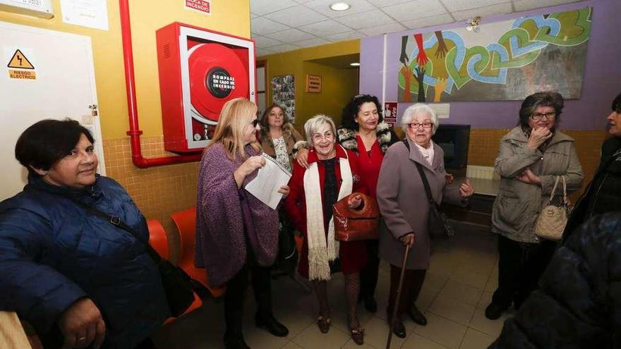 En el centro, Josefina Sánchez y Dolores Cortés, durante la entrega de bufandas en el centro.