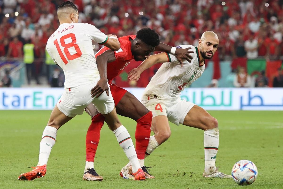Doha (Qatar), 01/12/2022.- Alphonso Davies (C) of Canada in action against Sofyan Amrabat (R) of Morocco during the FIFA World Cup 2022 group F soccer match between Canada and Morocco at Al Thumama Stadium in Doha, Qatar, 01 December 2022. (Mundial de Fútbol, Marruecos, Catar) EFE/EPA/Mohamed Messara
