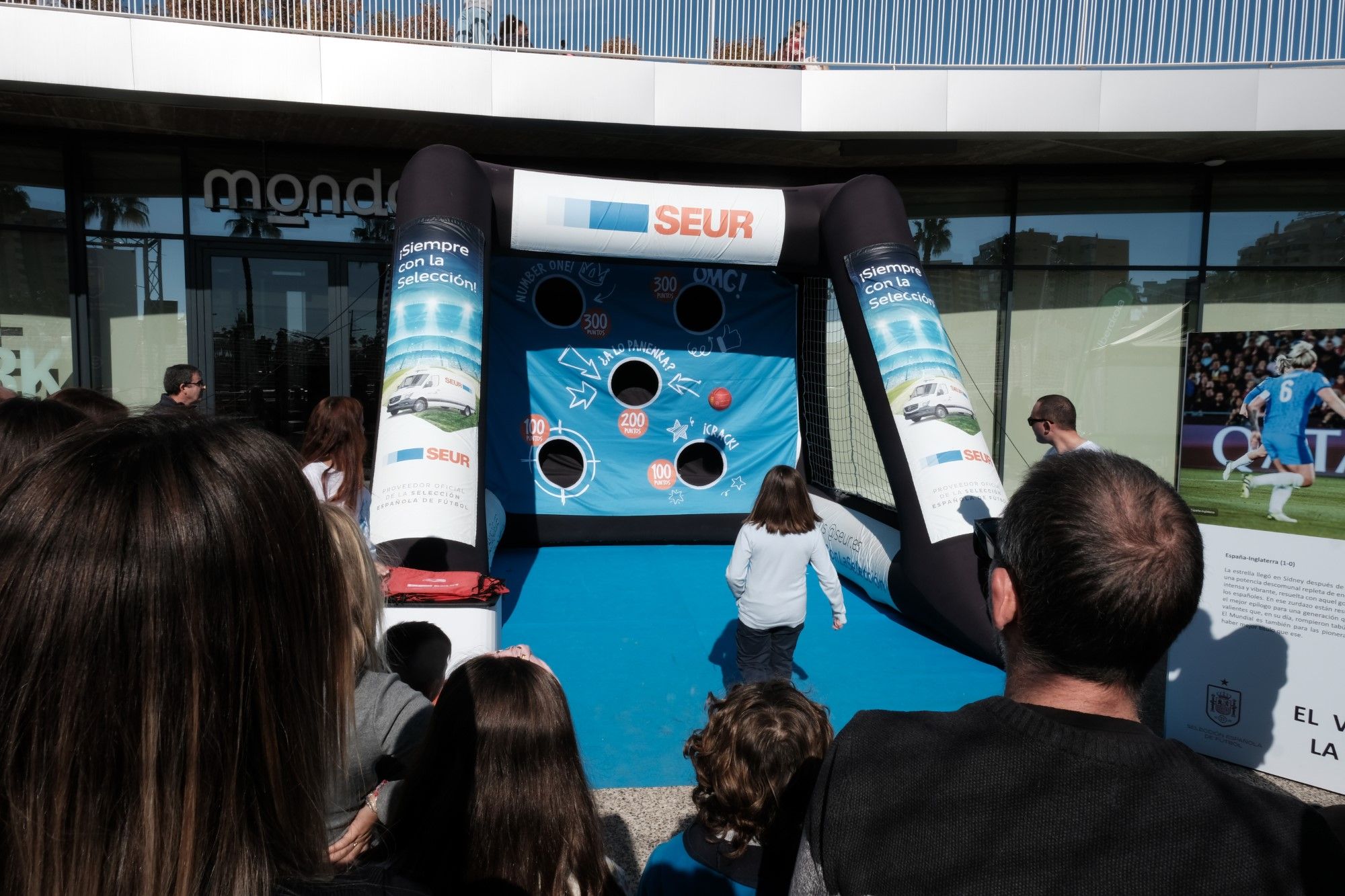 La Fan Zone de la selección femenina de fútbol en el Muelle Uno