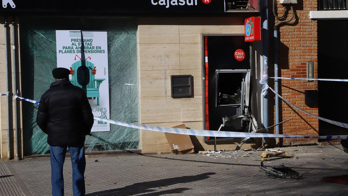 Aspecto del cajero reventado en la calle Francisco Pizarro de la Fuensanta el martes de la semana pasada.