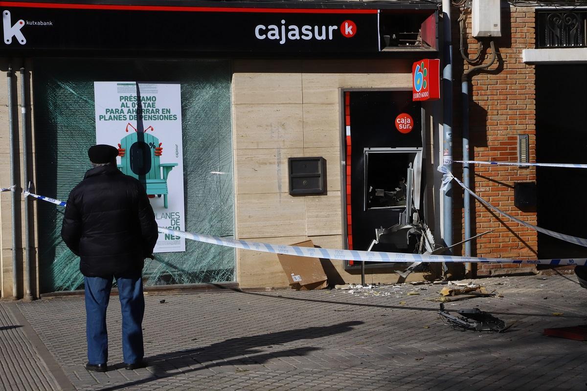 Aspecto del cajero reventado en la calle Francisco Pizarro de la Fuensanta el martes de la semana pasada.