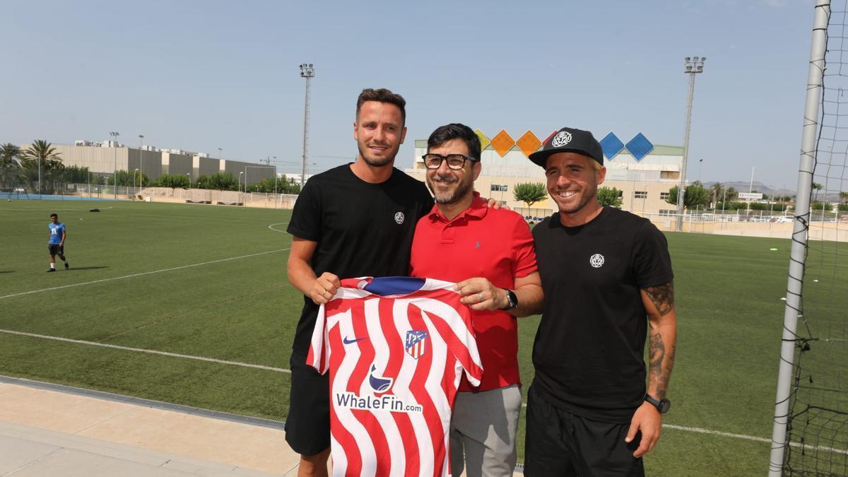 Saúl, junto a su hermano Aarón y Raúl Reina, coordinador de Deportes de la UMH