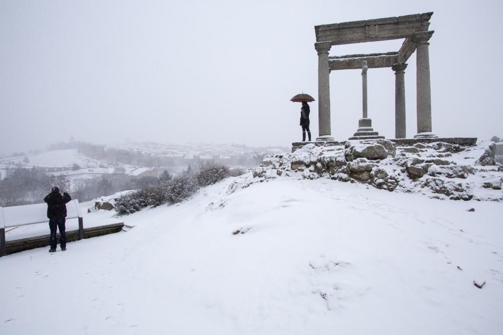 Ávila capital amanece cubierta de nieve