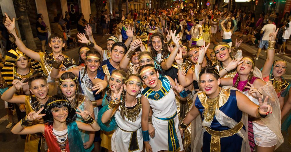 Diferentes momentos del Desfile del Ninot en San Vicente del Raspeig, que reunió a cientos de personas.