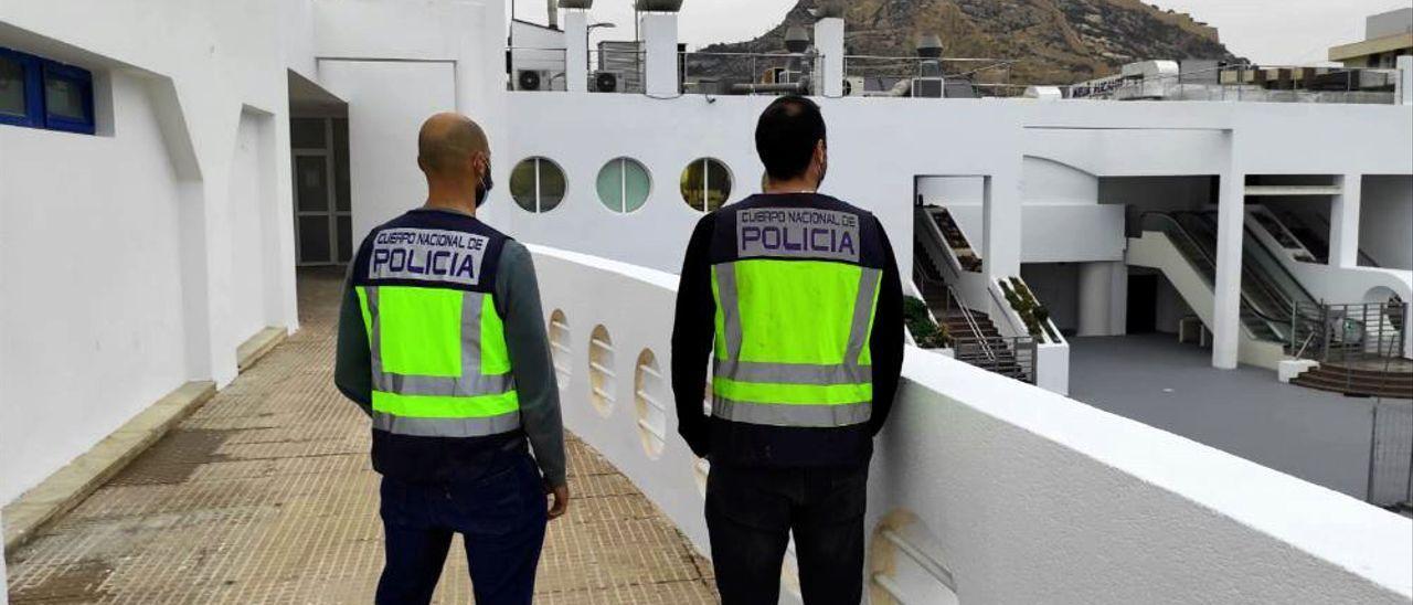 Imagen de archivo de dos policías en la zona de ocio del Puerto de Alicante.