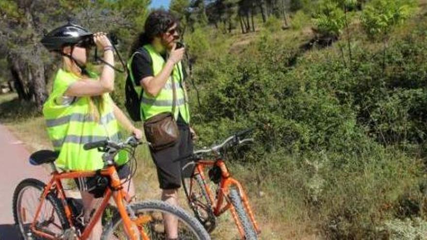 Los primeros voluntarios que vigilaron ayer en bicicleta la Font Roja desde la vía verde.