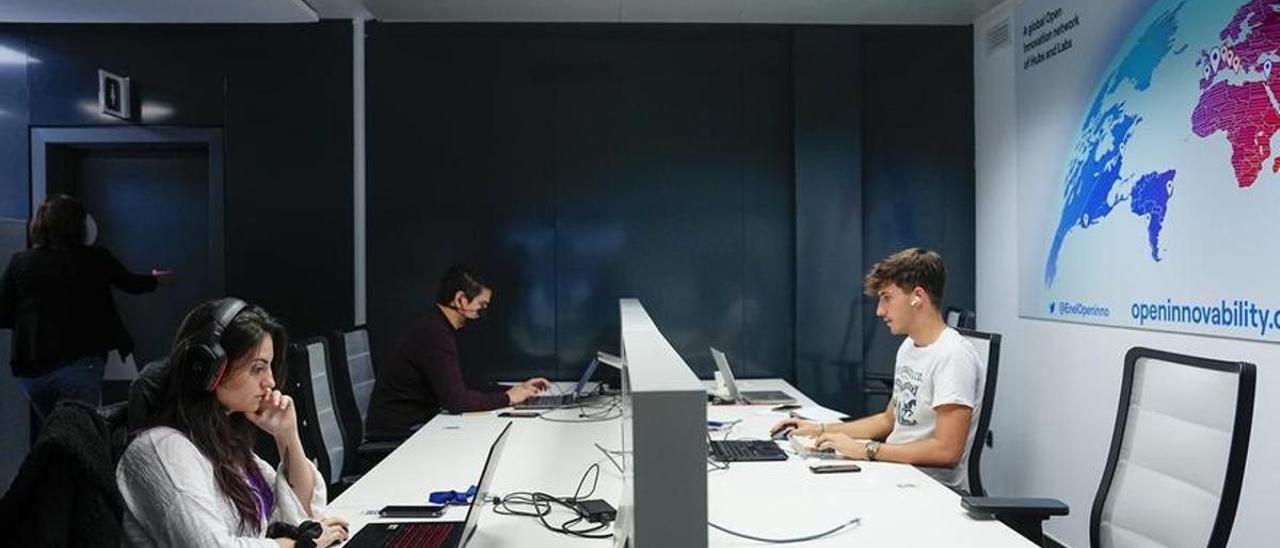 Trabajadores de una ’startup’ en un espacio dedicado a la innovación en las oficinas de Endesa en Barcelona.