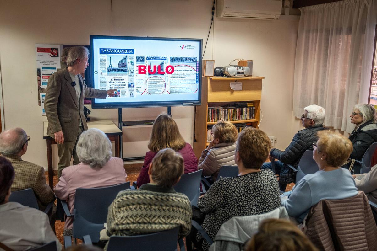 El profesor Ferran Lalueza, en el taller 'EduMèdia' para ayudar detectar informaciones falsas en el Centro Cívico de Santa Coloma de Gramenet.