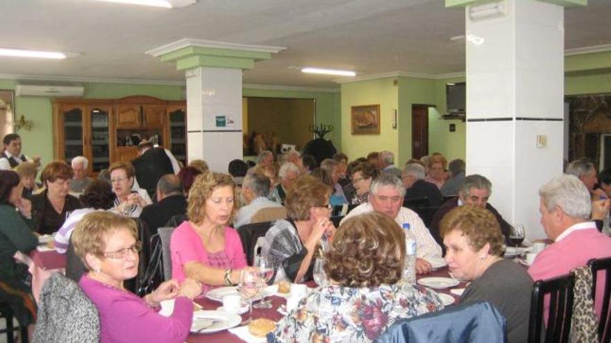 Los vecinos de Ferrera, durante la comida de hermandad.