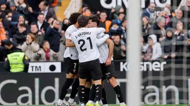 Ramazani asegura la victoria para el Valencia CF tras anotar de penalti en el tiempo de descuento