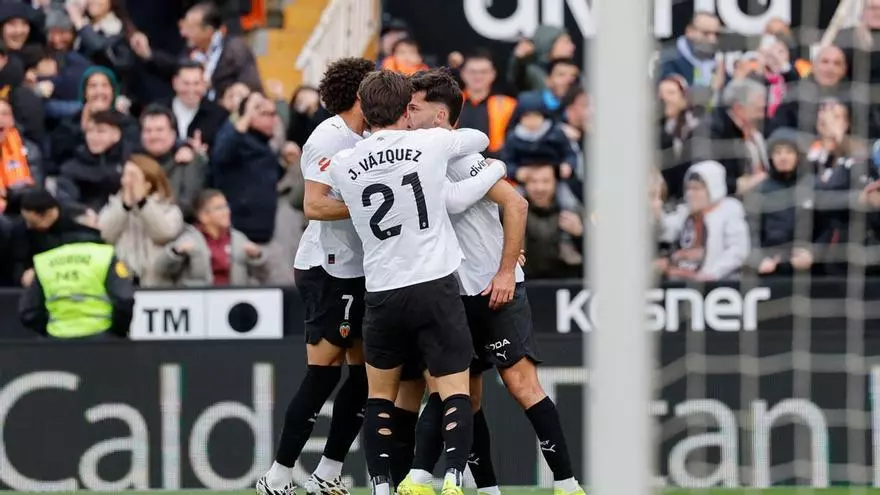 Ramazani asegura la victoria para el Valencia CF tras anotar de penalti en el tiempo de descuento