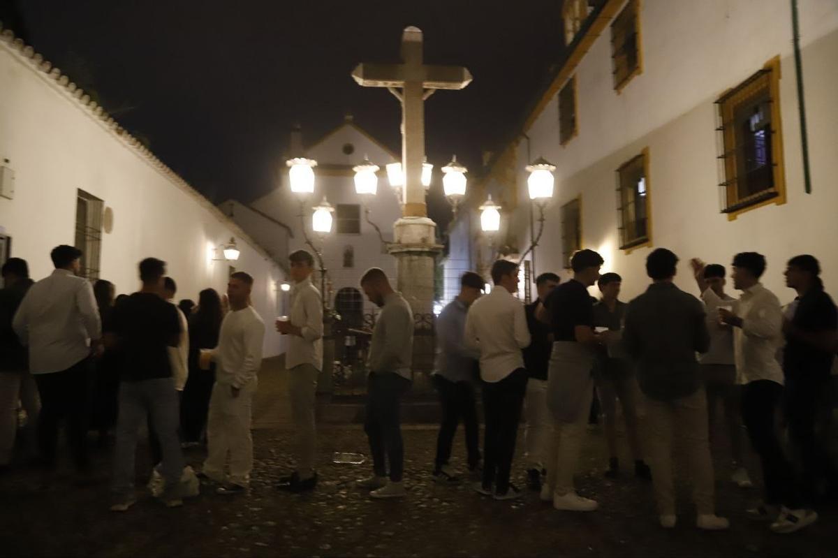 Ambiente en la plaza de Capuchinos en la primera noche de la fiesta de las Cruces.