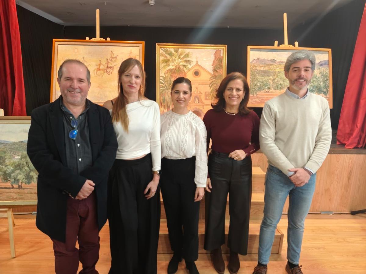 Autoridades y representantes del colegio en la apertura de la muestra.