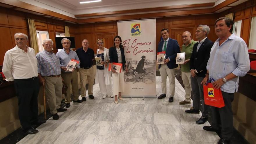 El salón de plenos ha acogido la presentación del libro &#039;El comercio de la cercanía&#039;, publicado por Alsara.