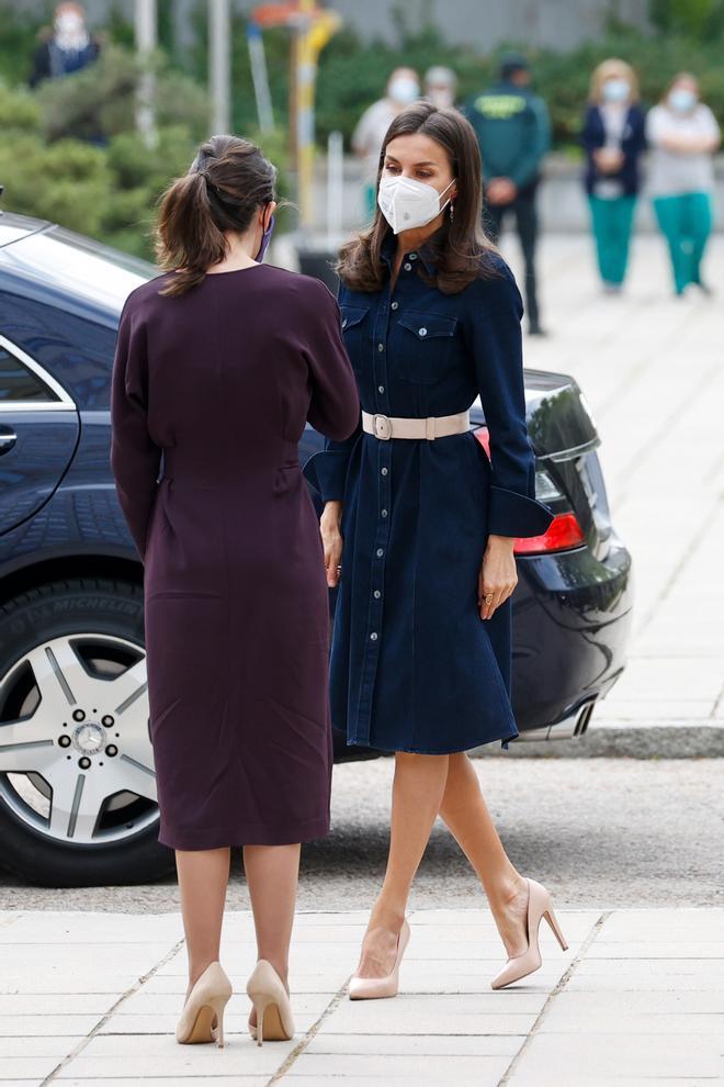 La reina Letizia con vestido denim de Hugo Boss y salones nude saluda a Irene montero