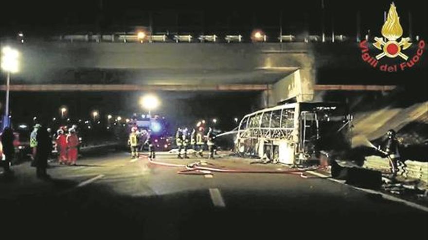 Mueren 16 viajeros húngaros en un accidente de autobús en Italia