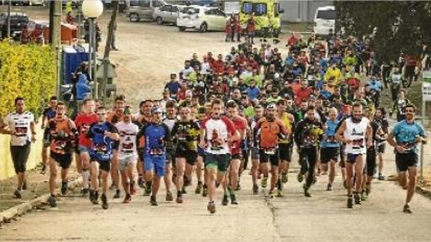 Els corredors encaren els primers metres de la prova celebrada a Aguilar de Segarra del circuit Arcs