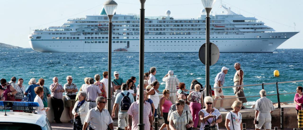 Benidorm tira la toalla con los cruceros