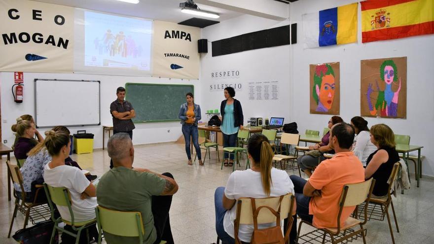 La concejala Tania Alonso, en la primera sesión del programa &#039;Escuela en Familia II&#039; impartido en el CEO Mogán.