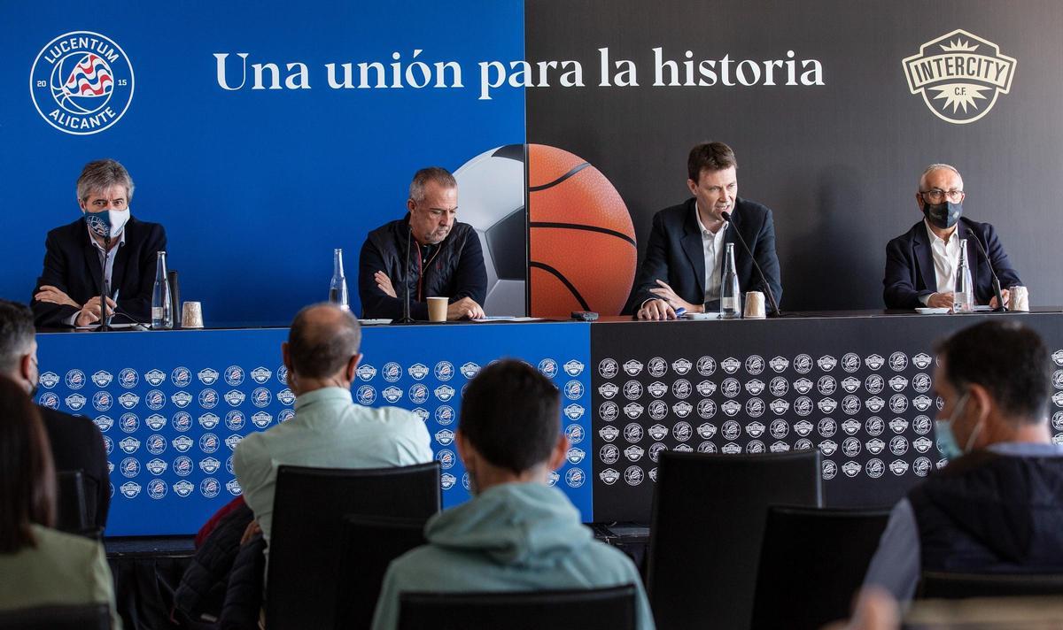 Anuncio público del acuerdo de "fusión" entre la Fundación Lucentum y el CF Intercity en 2021, en Alicante.
