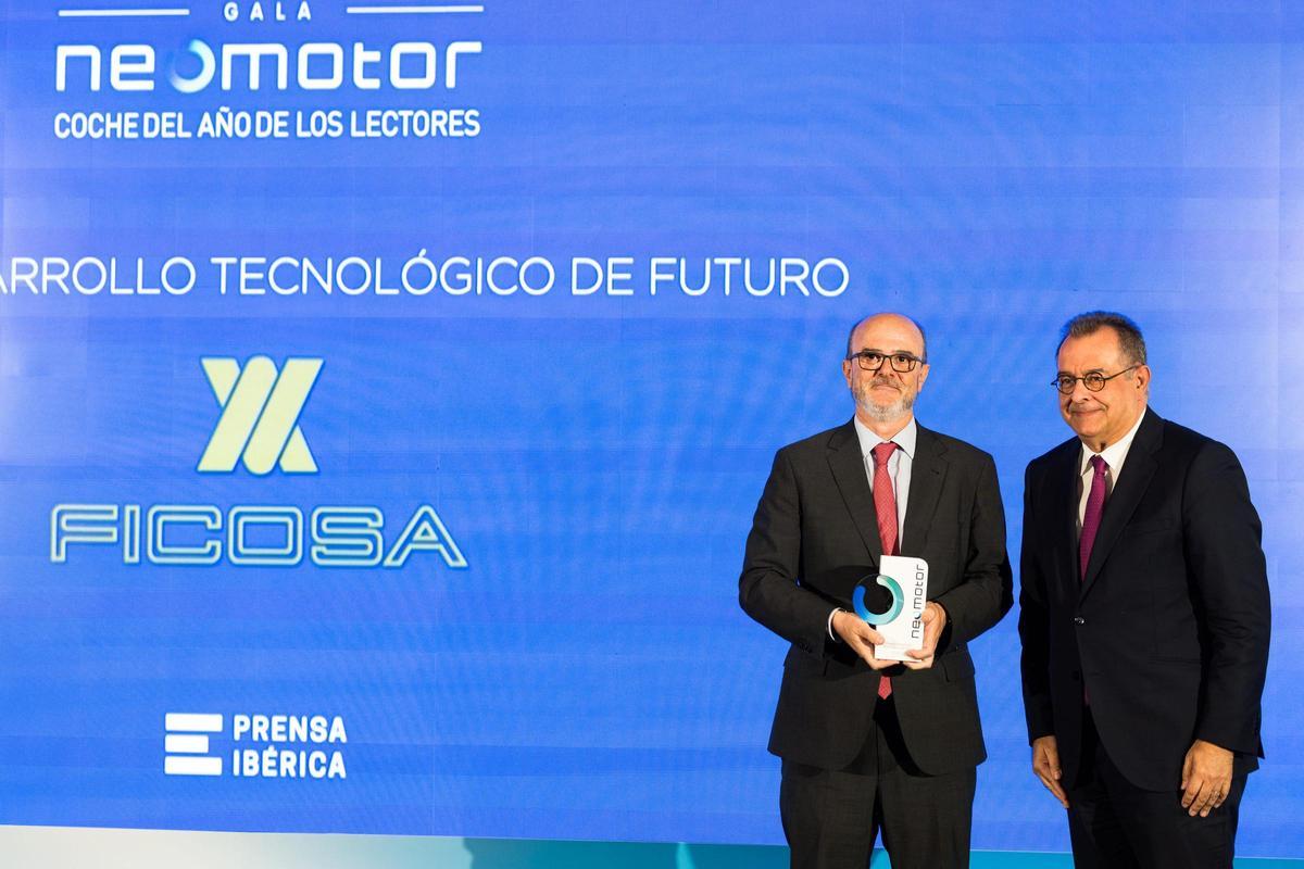 Ignasi Castelló, director Global de Compras y director de sostenibilidad de FICOSA, recibe el Premio Desarrollo Tecnológico, otorgado por Albert Sáez, director general de Contenidos de Prensa Ibérica