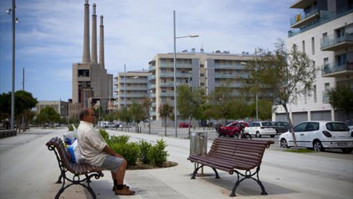 Vista del barrio de La Mora de Badalona, entre el puerto deportivo y las tres chimeneas de Sant Adrià.