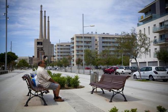 Vista del barrio de La Mora de Badalona, entre el puerto deportivo y las tres chimeneas de Sant Adrià. Vista del barrio de La Mora de Badalona, entre el puerto deportivo y las tres chimeneas de Sant Adrià.
