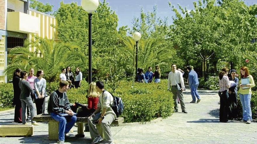 Conceden la Medalla de Extremadura al Centro Universitario Santa Ana