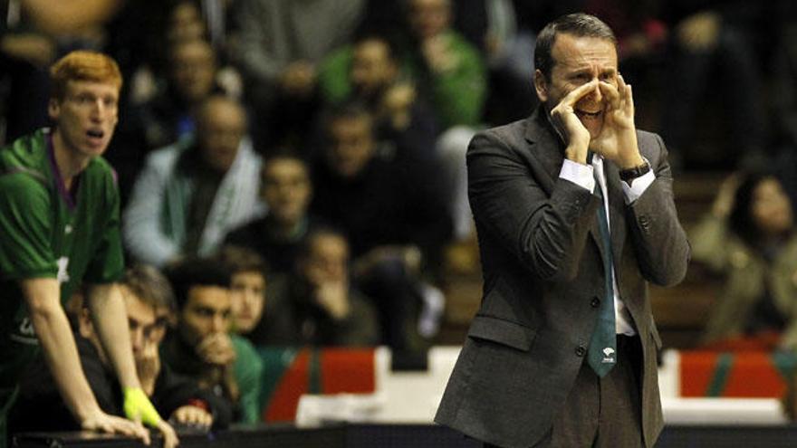 Joan Plaza, dando instrucciones ayer en San Pablo, donde fue homenajeado por el club.