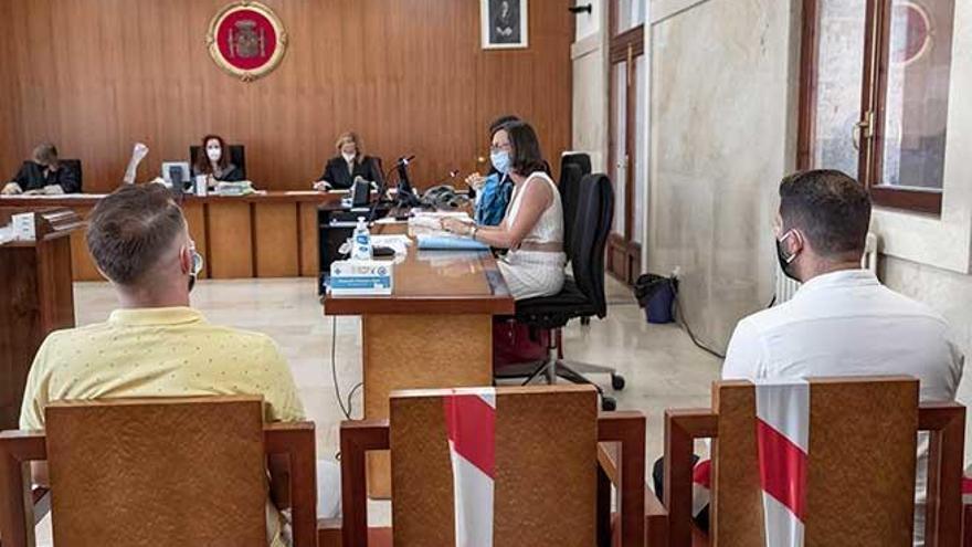 Los dos hombres condenados, ayer durante el juicio en la Audiencia Provincial de Palma.