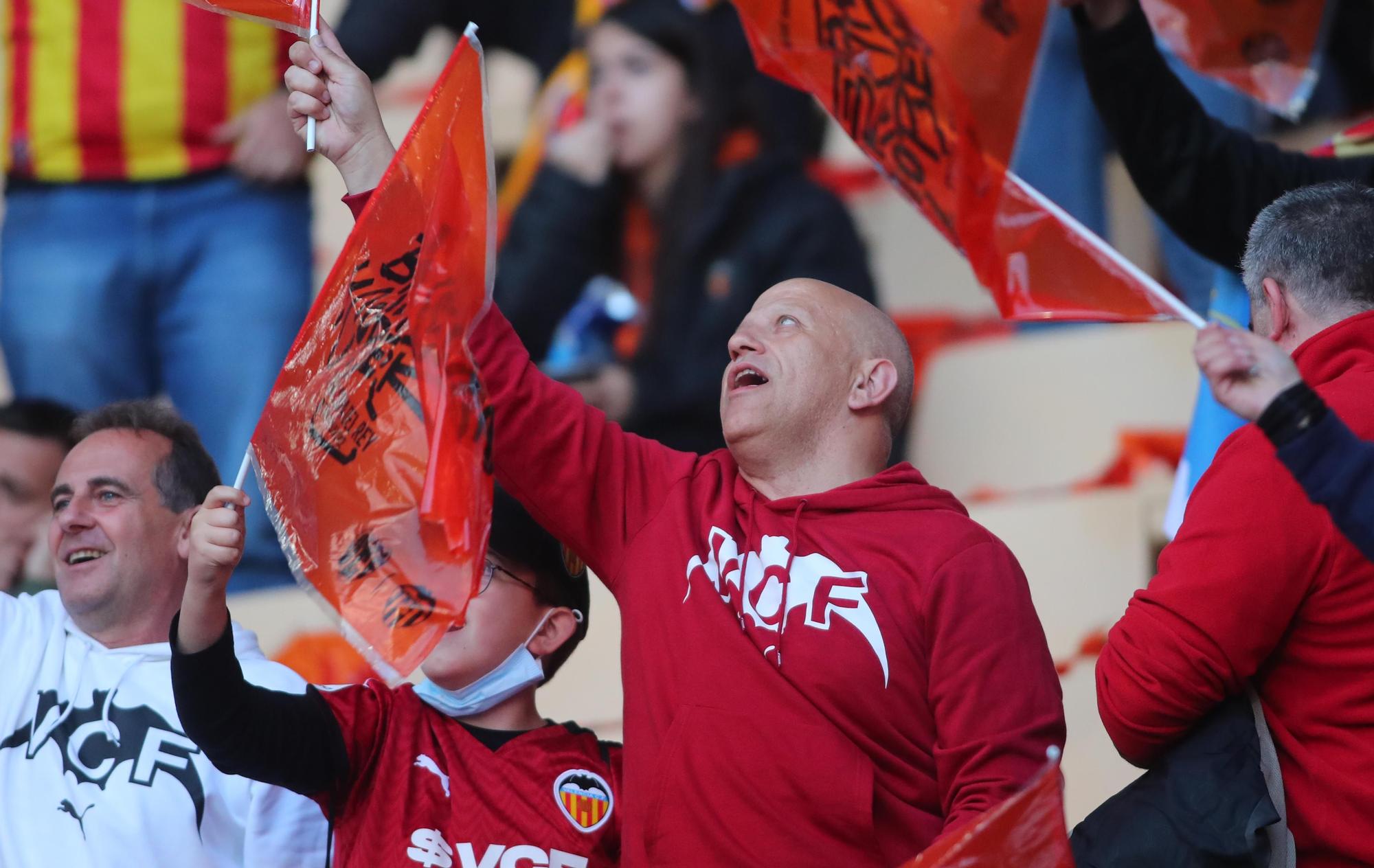 La afición valencianista llena de color el estadio de La cartuja