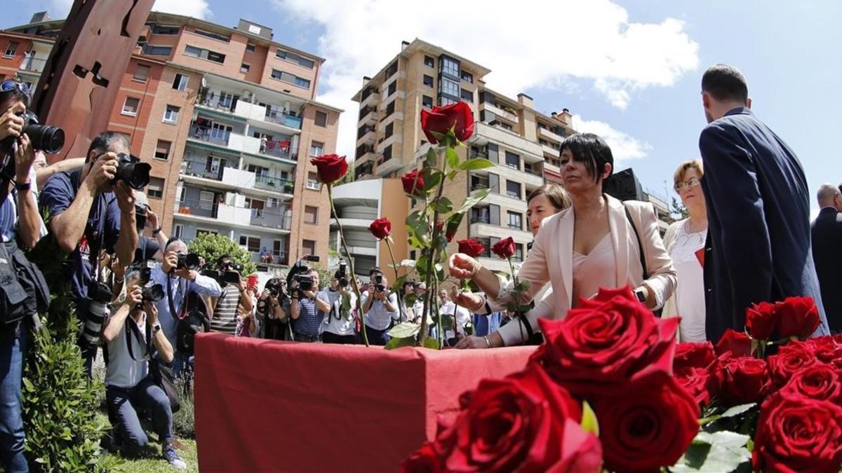 La parlamentaria de EH Bildu Maddalen Iriarte deja una rosa para recordar el secuestro y asesinato de Miguel Ángel Blanco.