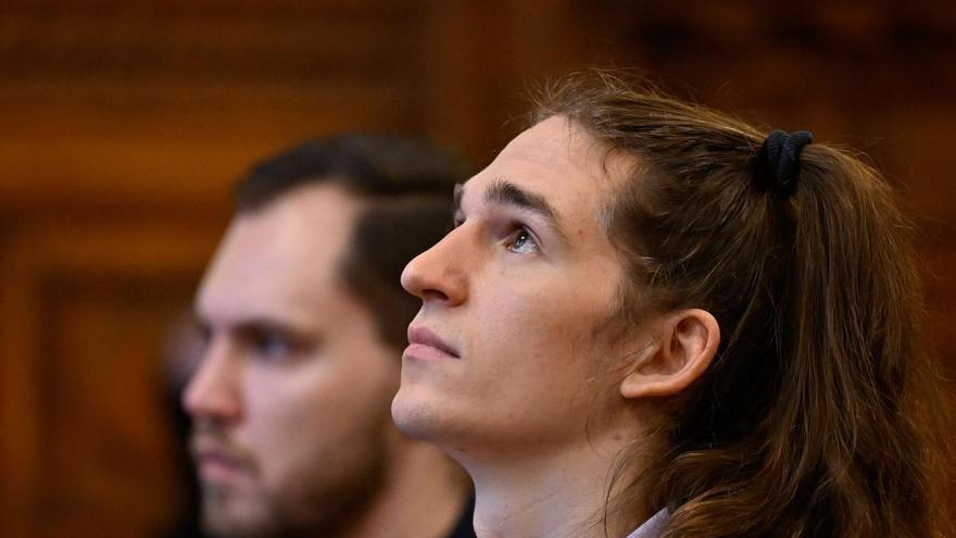 Hungría condena a ocho años a una antifascista no binaria alemana por atacar a neonazis