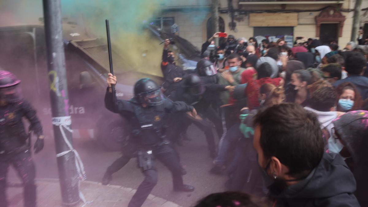 Càrrega policial i llançaments d'objectes i pintura en un desnonament a Barcelona