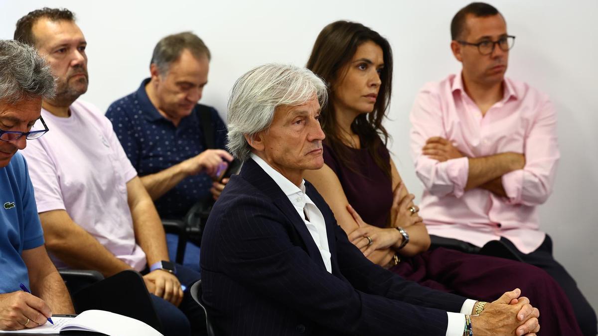 Los consejeros Cristina Llop y Guzmán Pérez-Ayo, durante la rueda de prensa de Lalo.