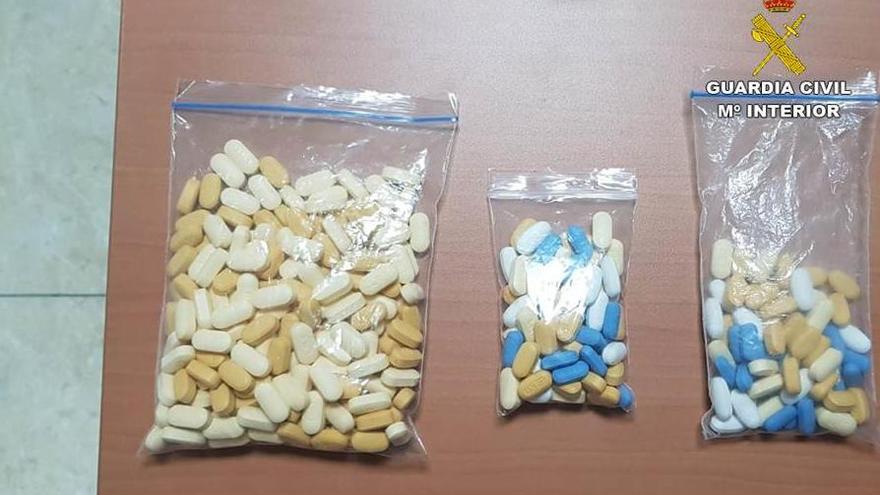 Las bolsas con las pastillas de cocaína requisadas por la Guardia Civil.