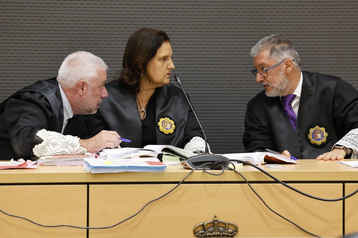 El tribunal debatiendo en un momento del juicio contra la pareja acusada de violar y grabar a sus hijas.