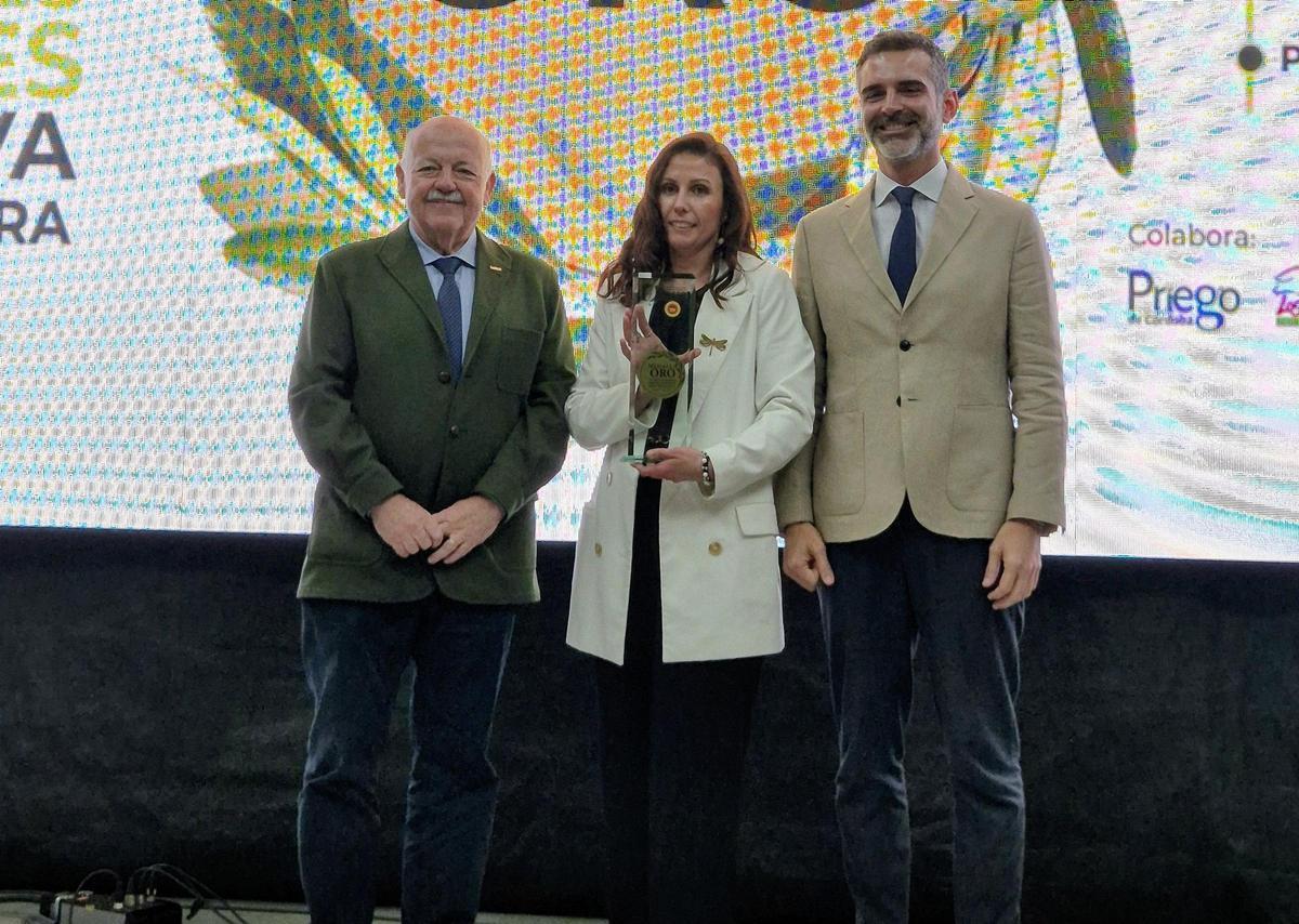 Jesús Aguirre y Ramón Fernández-Pacheco flanquean a la representante de la empresa ganadora de los premios.