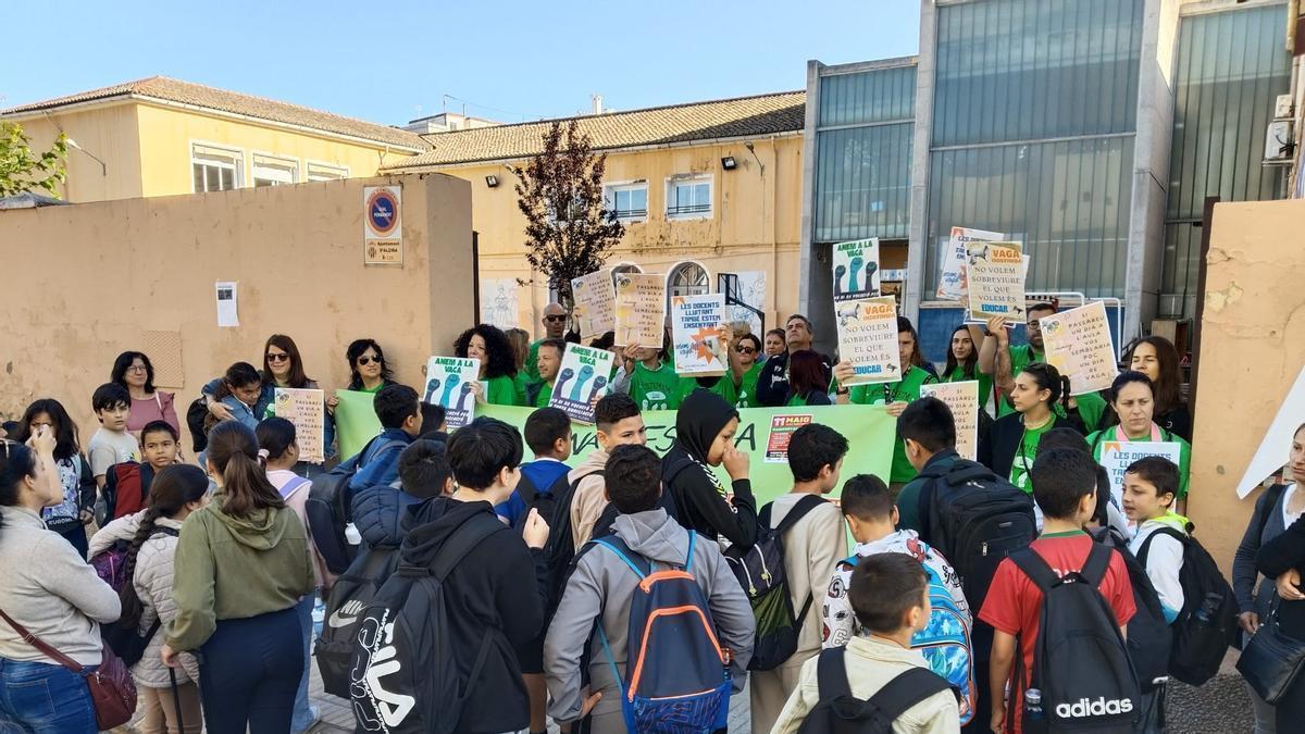 Concentración a la puerta del CEIP García Lorca de Alzira esta mañana.